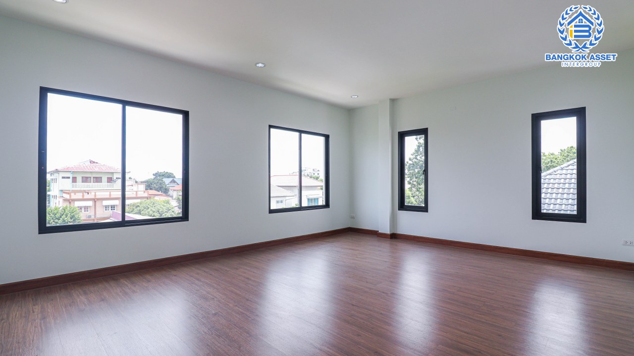 *****บ้านเดี่ยว 3 ชั้น โซนลาดพร้าว ม.โชคชัย 4 ซอย36 เนื้อที่ 55 ตร.ว. พร้อมฟังก์ชัน 4 ห้องนอน 4 ห้องน้ำ 2 ที่จอดรถ บริเวณบ้านกว้างขวาง ภายในสวยพร้อมเข้าอยู่ เข้า-ออกได้หลายเส้นทาง ใกล้ห้างสรรพสินค้าชั้นนำมากมาย เชื่อมต่อรถไฟฟ้าสายสีเหลือง "สถานีโชคชัย4" และทางด่วน "ฉลองรัช"